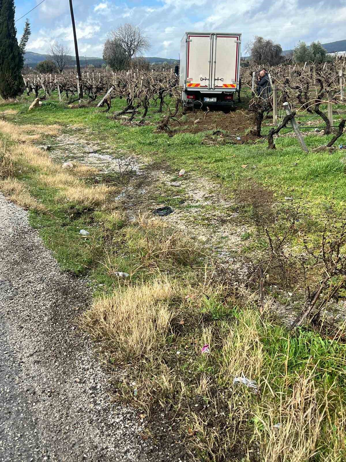 Sabıkalı yolda kamyon &uuml;z&uuml;m bağına girdi
