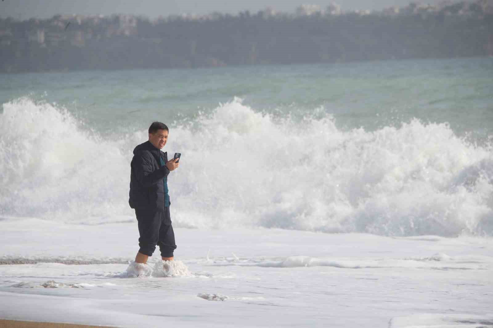 Bir hafta aradan sonra g&uuml;neşi g&ouml;ren Antalyalılar sahile akın etti
