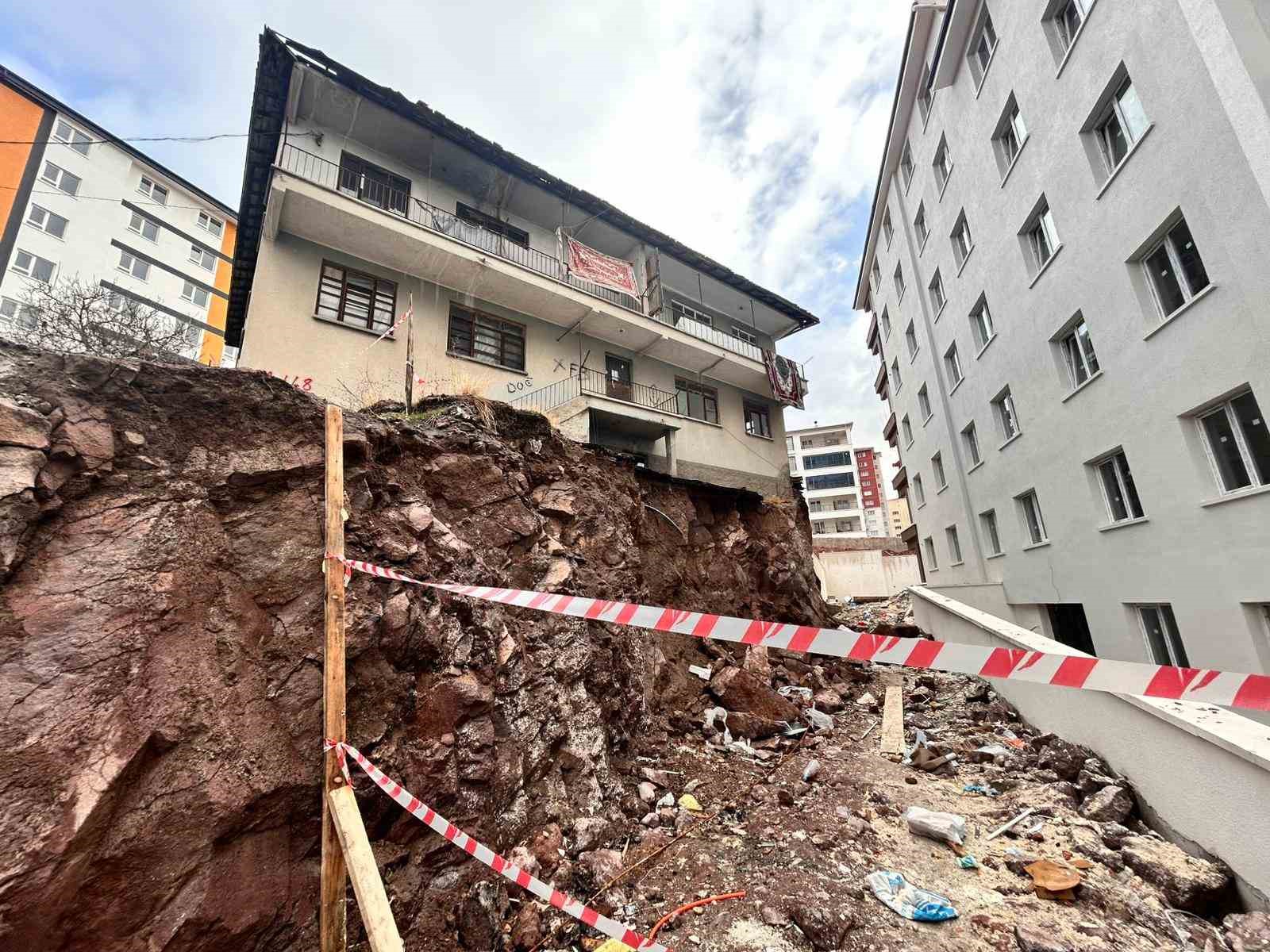 Kontrolsüz inşaat çalışması bitişiğindeki binanın temelinde hasara neden oldu