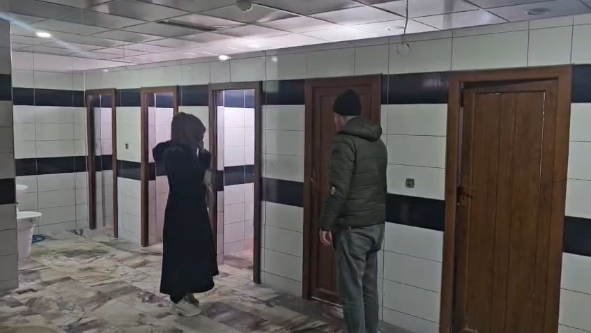 Zabıtadan ka&ccedil;an dilenciler cami tuvaletinde yakalandı
