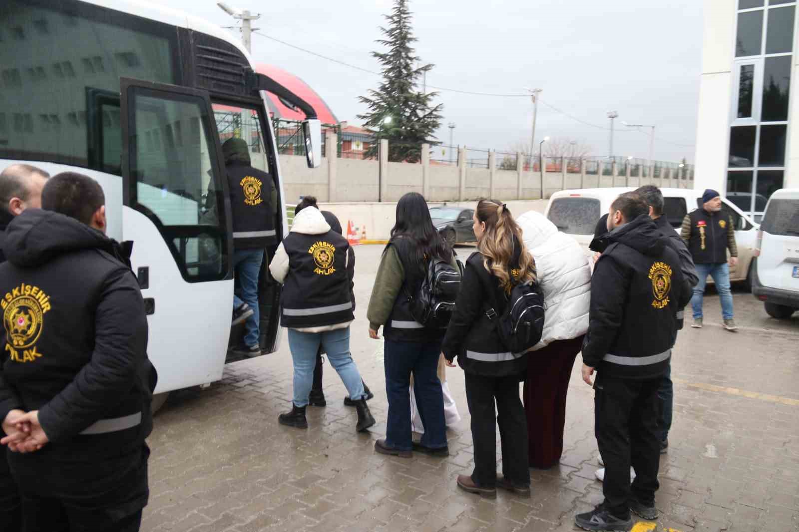 6 ilde fuhuş operasyonu: 6&rsquo;sı yabancı 15 kadın kurtarıldı, 13 ş&uuml;pheli yakalandı

