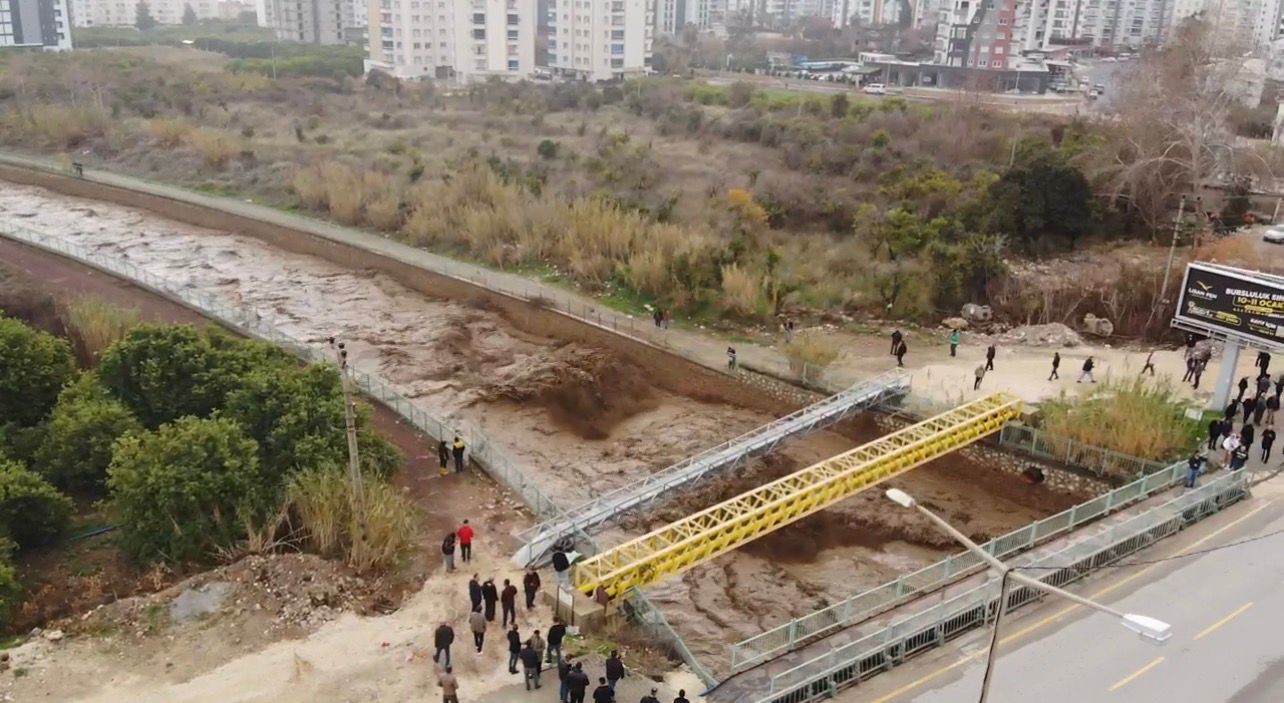 Mersin’de şiddetli yağış sel ve su taşkınlarına neden oldu