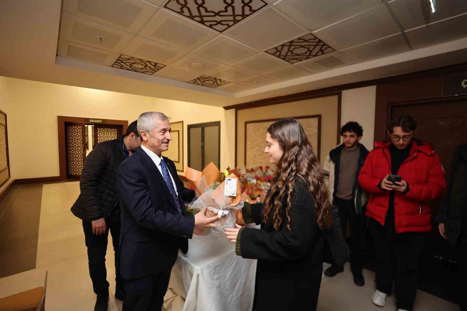 Tahmazoğlu, YKS&rsquo;de ilk bine giren gen&ccedil;lerle buluştu
