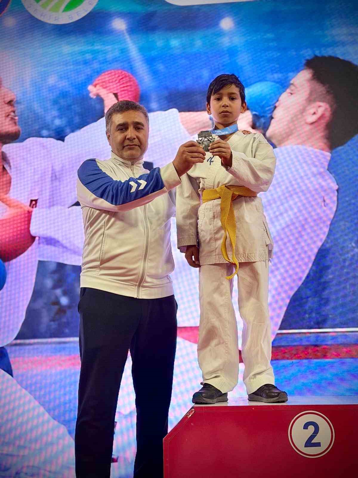 Eyy&uuml;biyeli minik karateci T&uuml;rkiye ikincisi oldu
