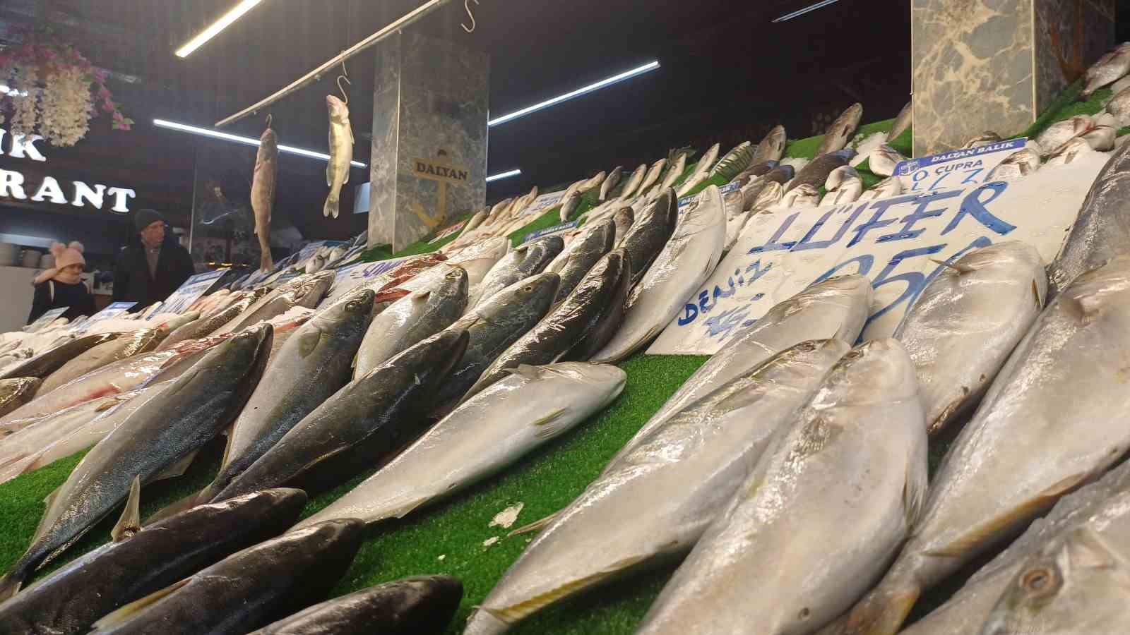 Kar yağdı, balık tezg&acirc;hları şenlendi
