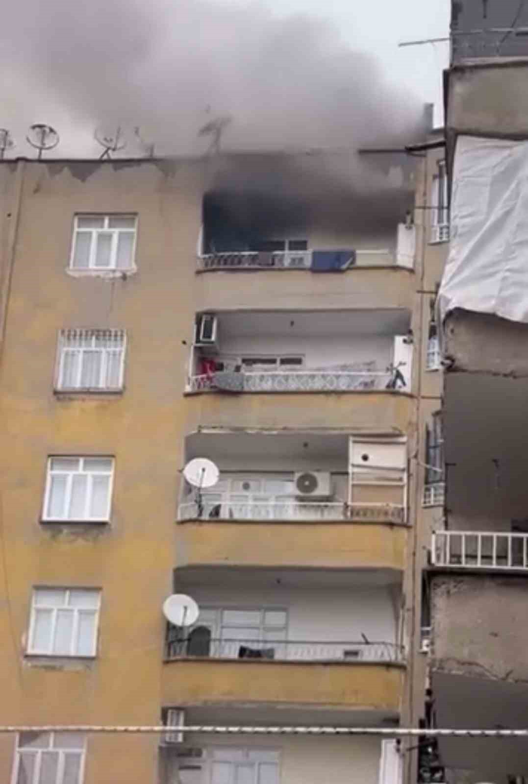 Diyarbakır&rsquo;da 7 katlı apartmanda korkutan yangın
