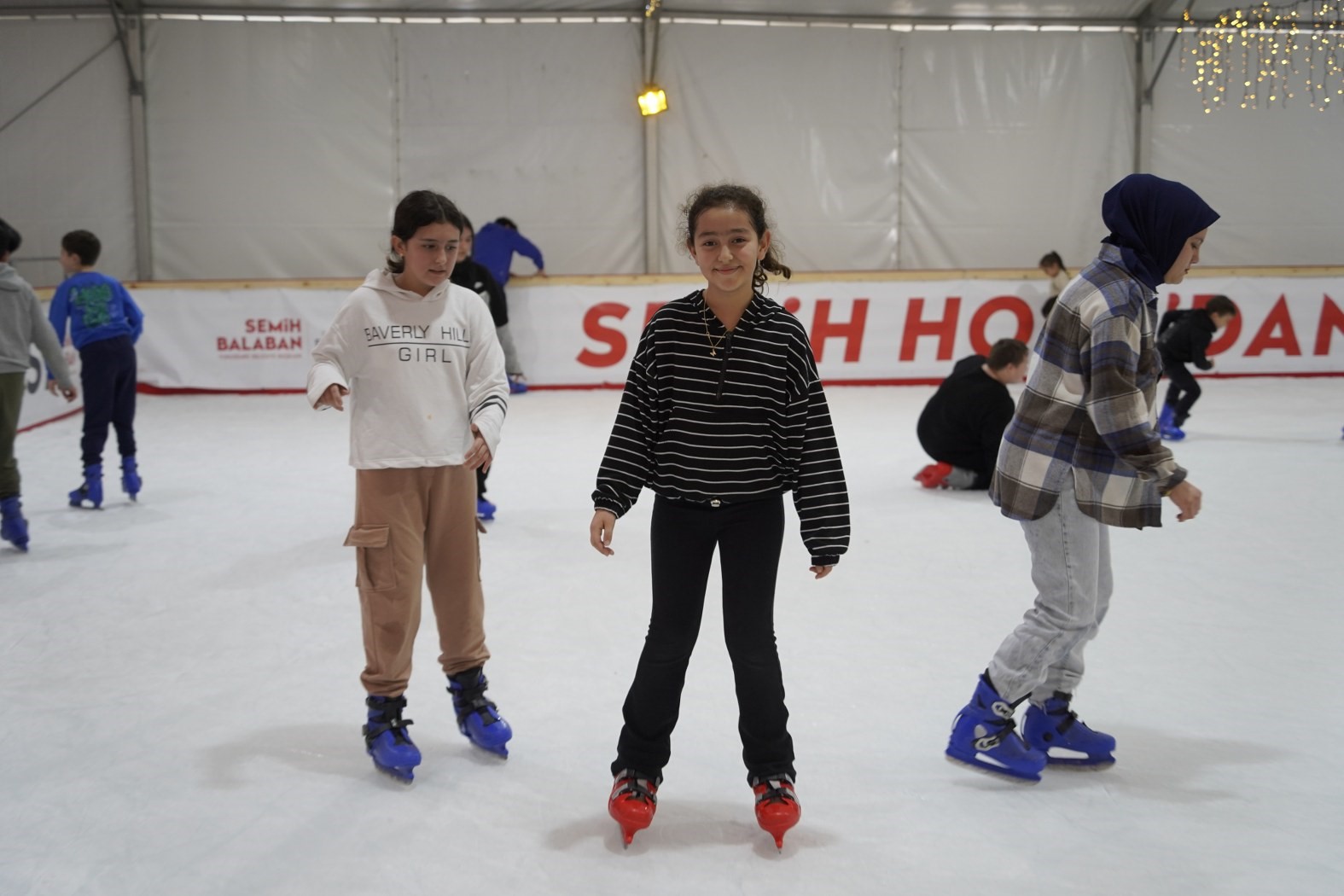 Manisa&rsquo;da 5 bin &ouml;ğrenci buz pistinde eğlendi
