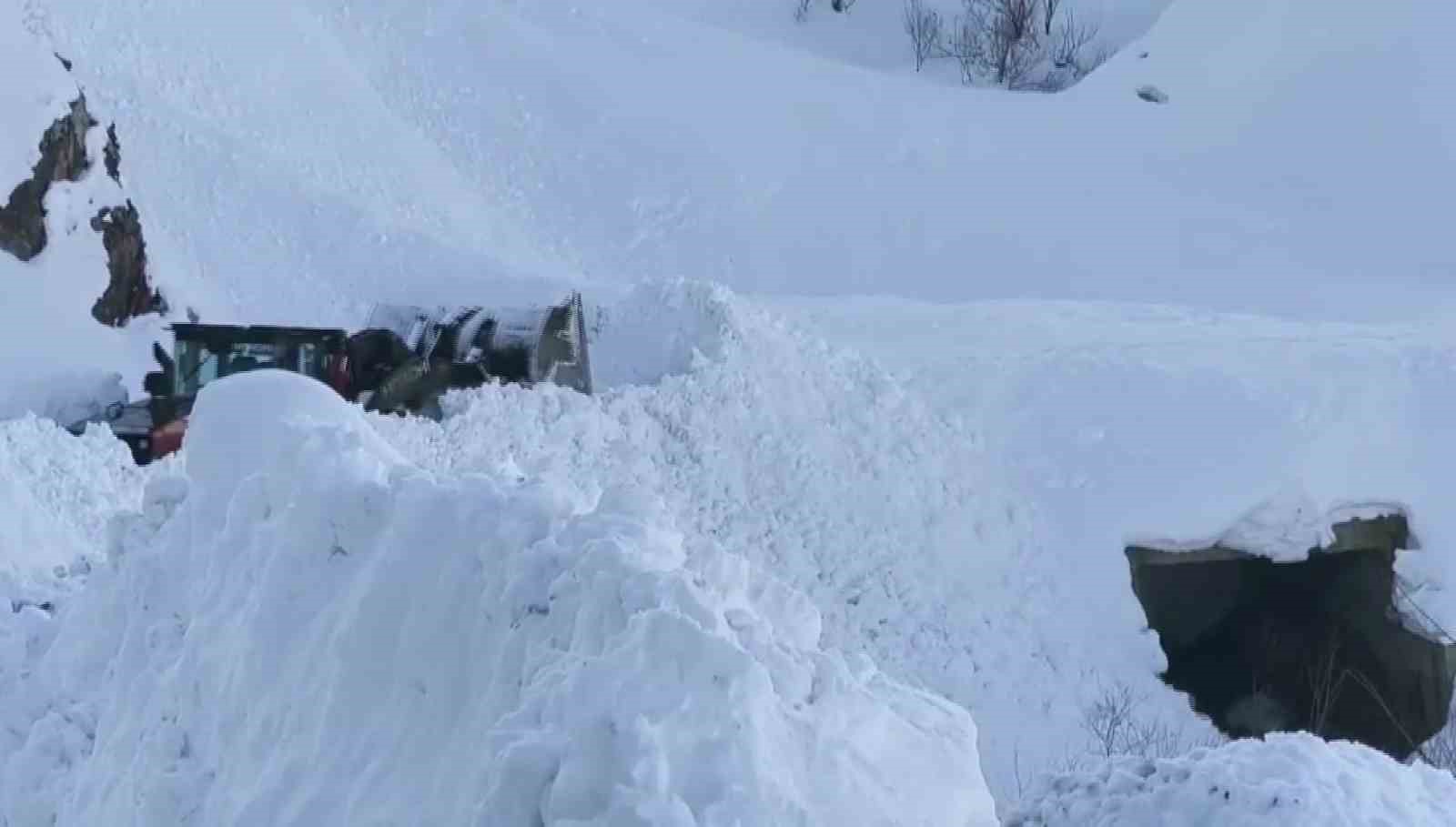 Sason’da kapanan mezra yolları ulaşıma açıldı