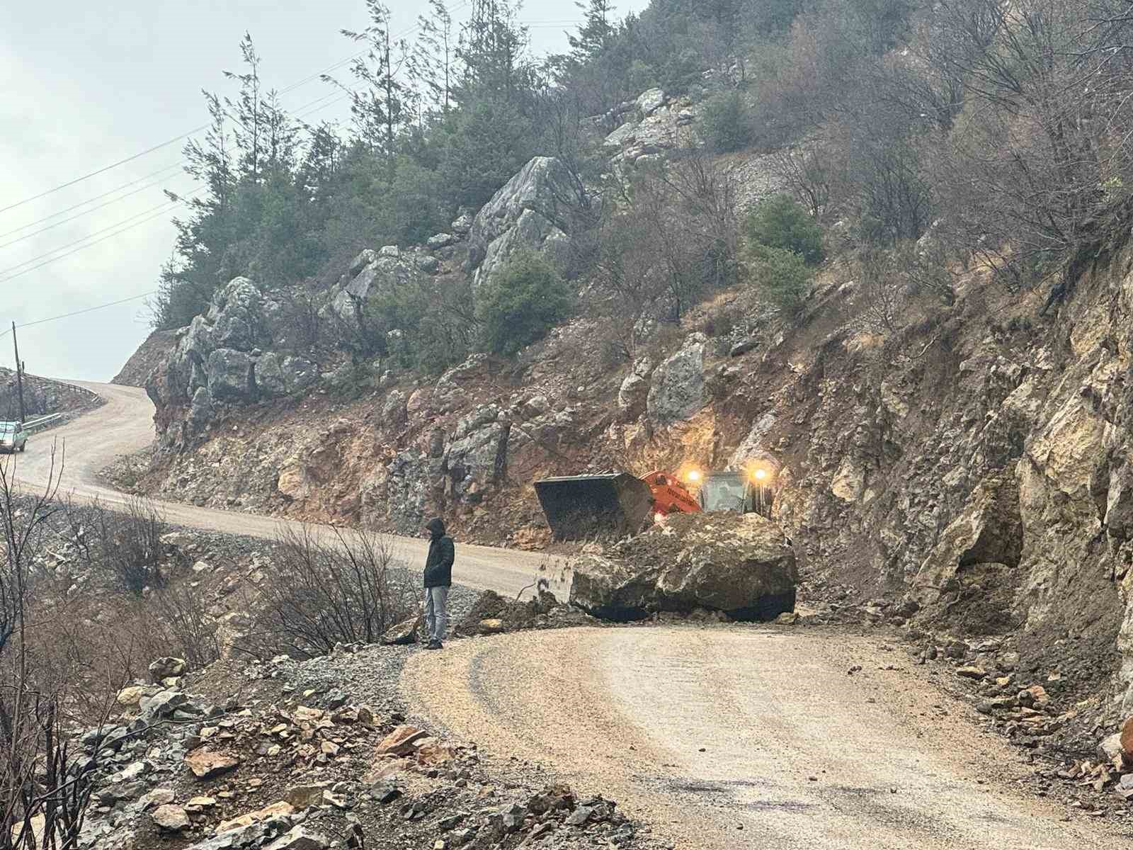 Yamaçtan kopan kaya yola düştü