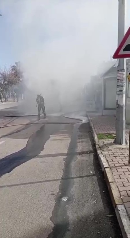 Antalya’da seyir halindeki halk otobüsü alevlere teslim oldu