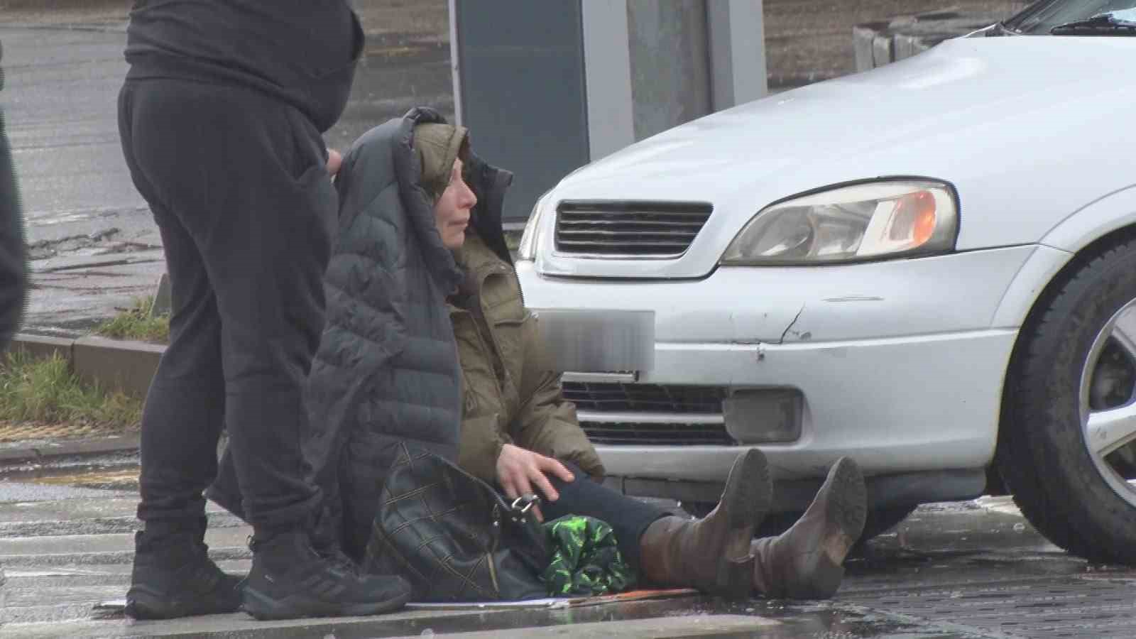 Ankara&rsquo;da yaya ge&ccedil;idinde otomobilin &ccedil;arptığı kadın yaralandı
