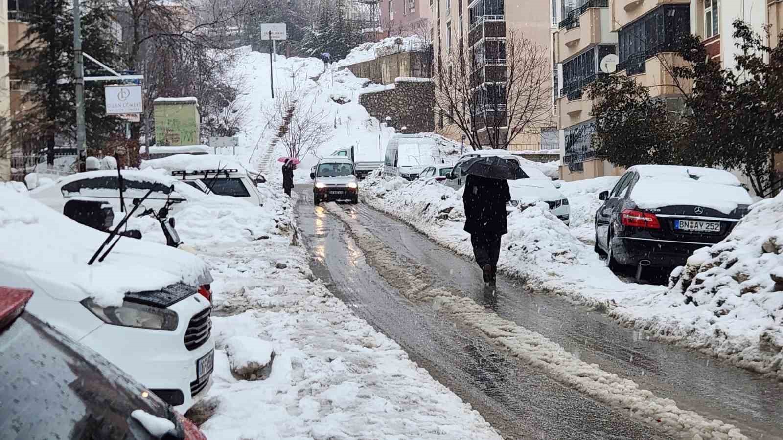 Tunceli’de karla karışık yağmur etkili oldu