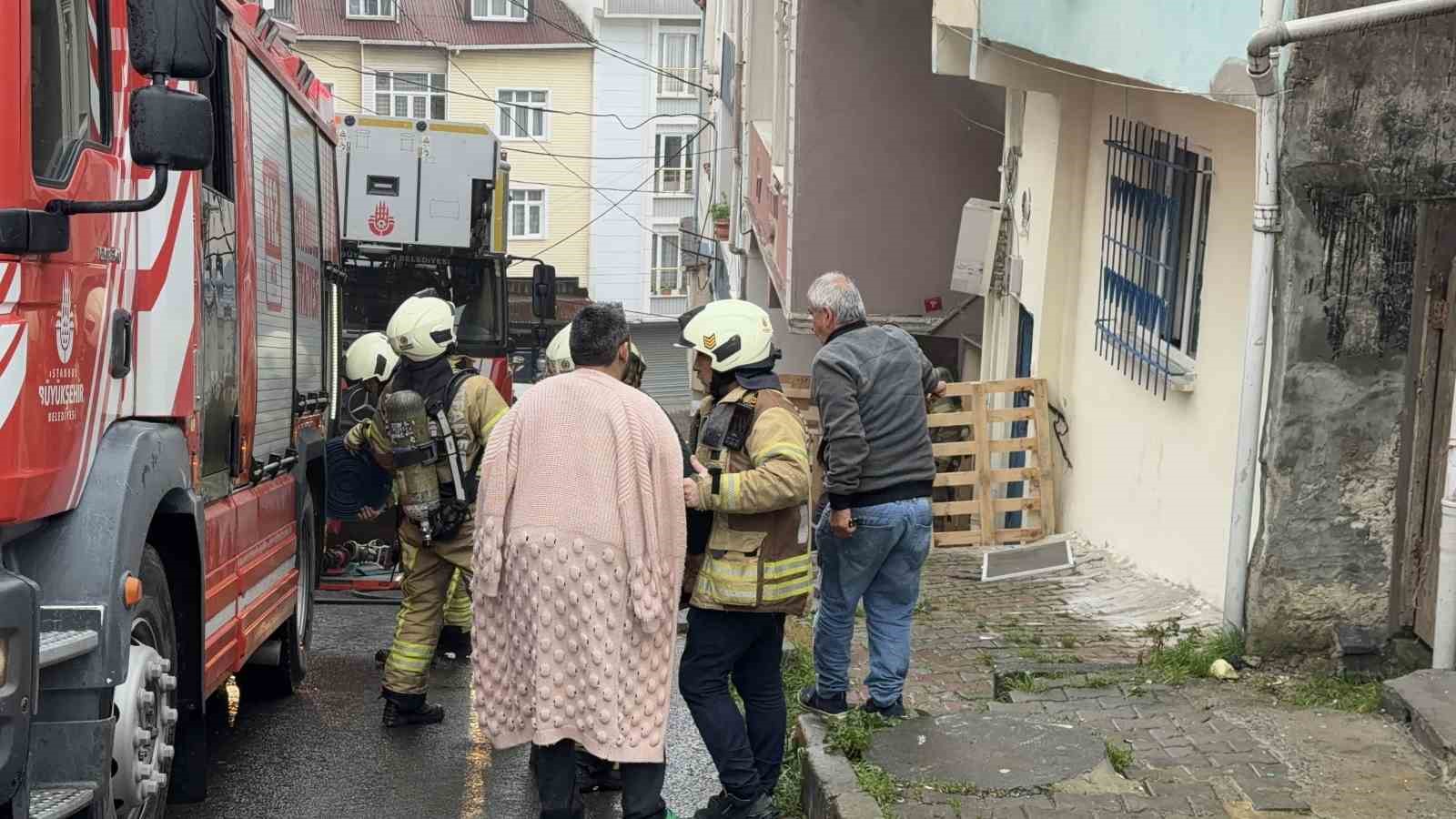 Arnavutk&ouml;y&rsquo;de 2 katlı evde korkutan yangın: 2 kişi dumandan etkilendi
