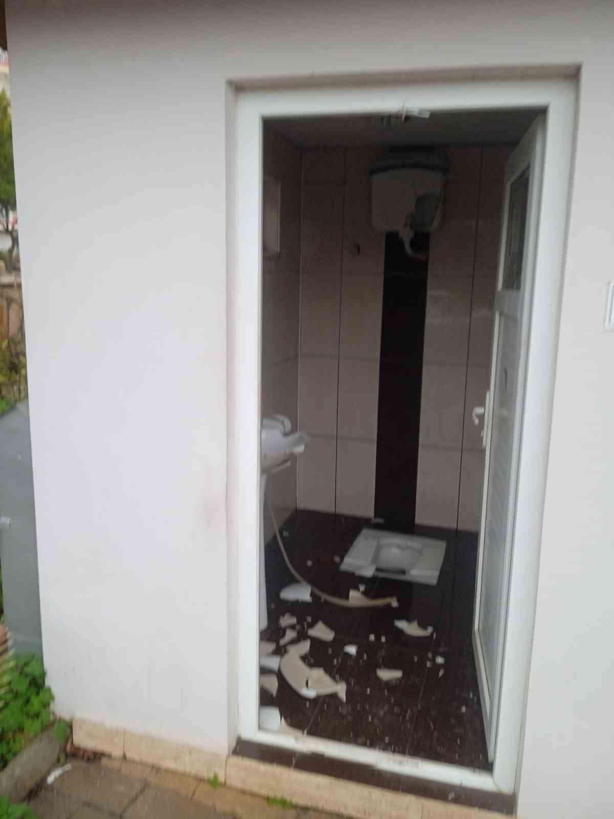 Alanya’da umumi tuvaletin camları ve seramiklerini kırdılar