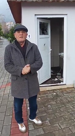 Alanya&rsquo;da umumi tuvaletin camları ve seramiklerini kırdılar
