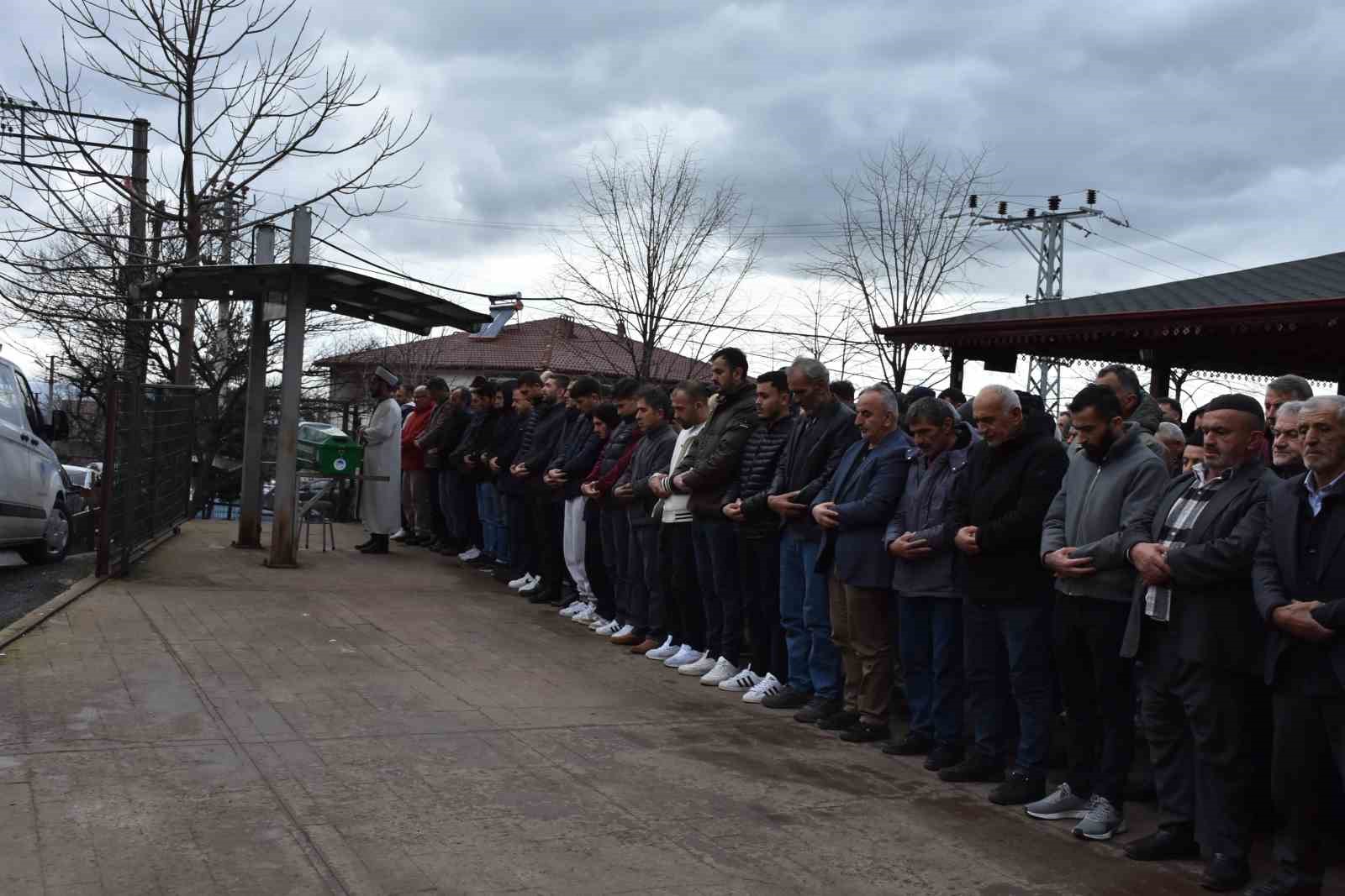 Kavgada t&uuml;fekle vurulan gen&ccedil; son yolculuğuna uğurlandı
