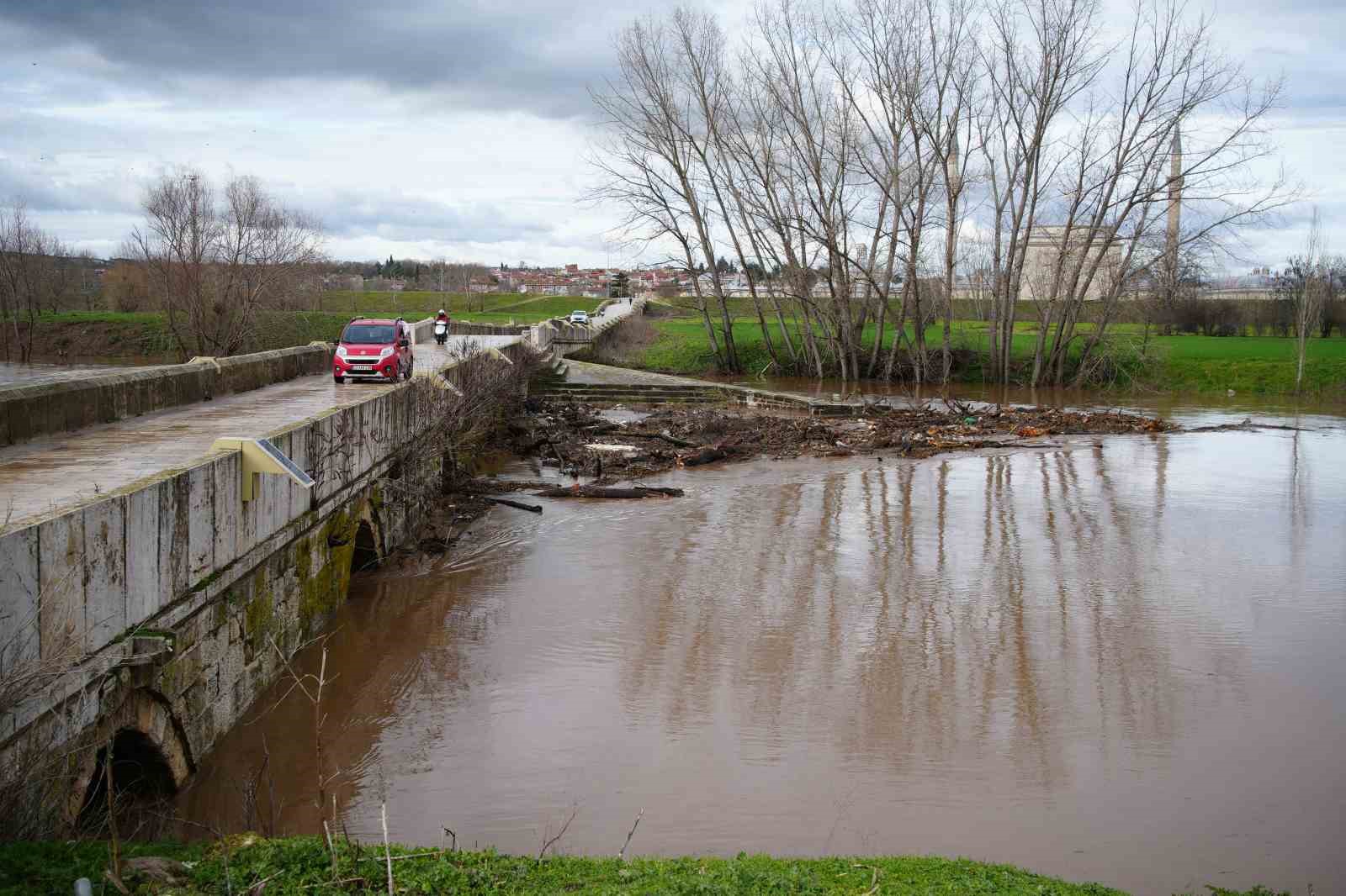 Tunca Nehri alarm veriyor: Tarım arazileri sular atında kaldı
