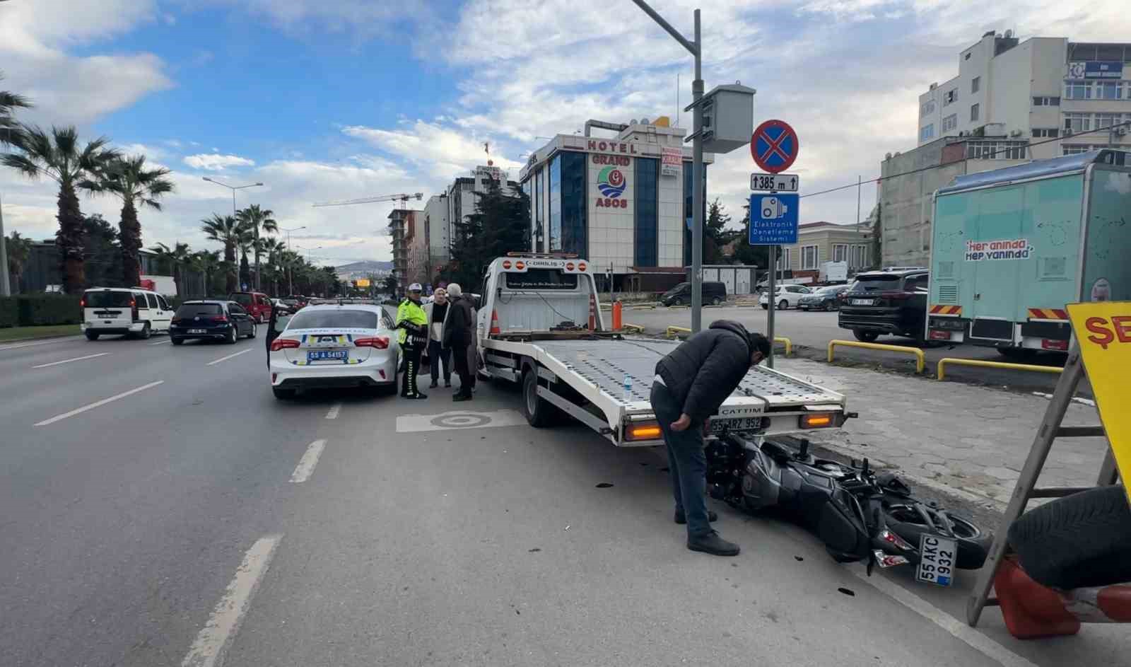Hafif ticari ara&ccedil; ile &ccedil;arpışan motosikletin s&uuml;r&uuml;c&uuml;s&uuml; yaralandı
