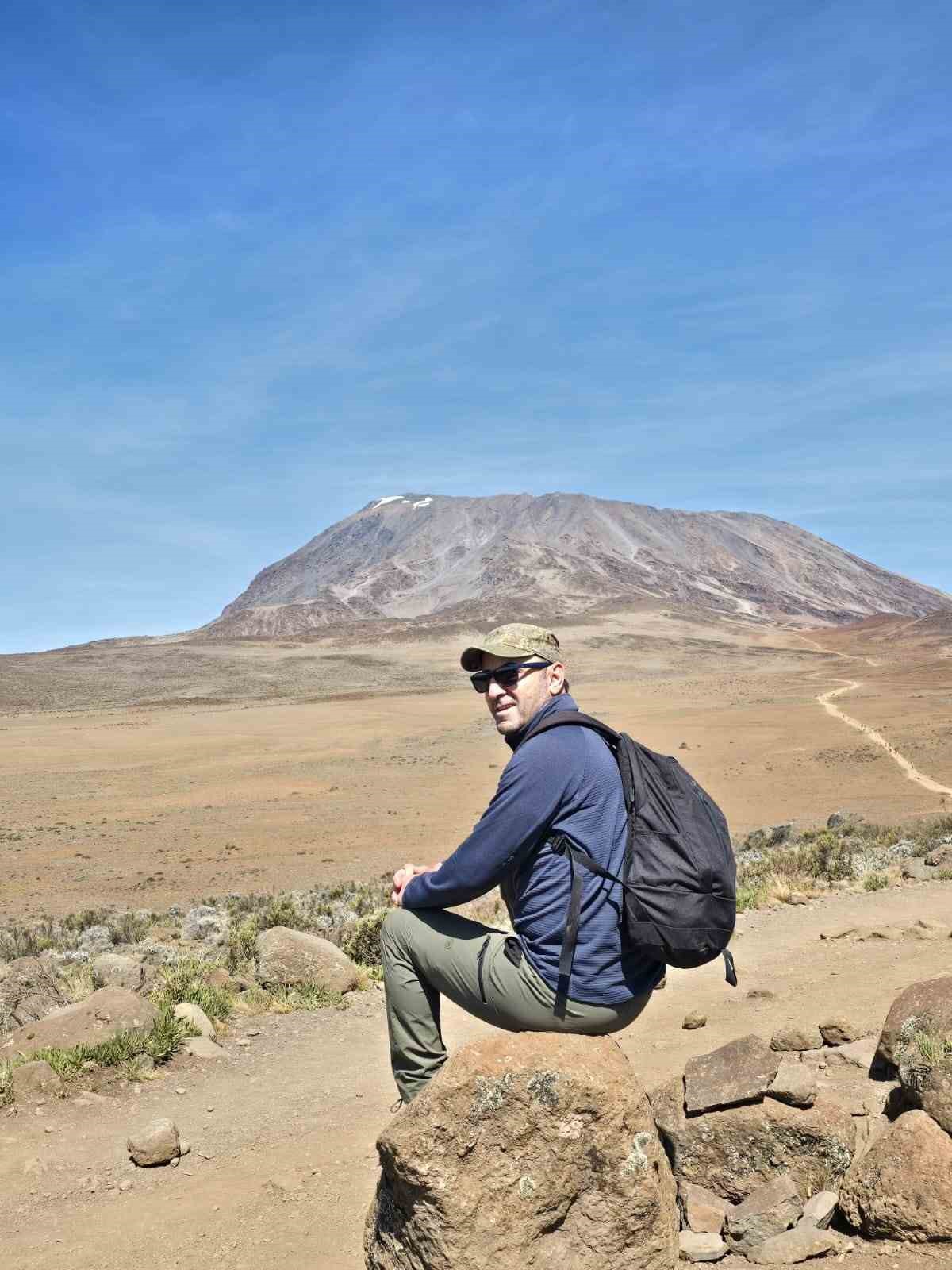 Hakkarili eğitimci Kilimanjaro&rsquo;ya tırmandı
