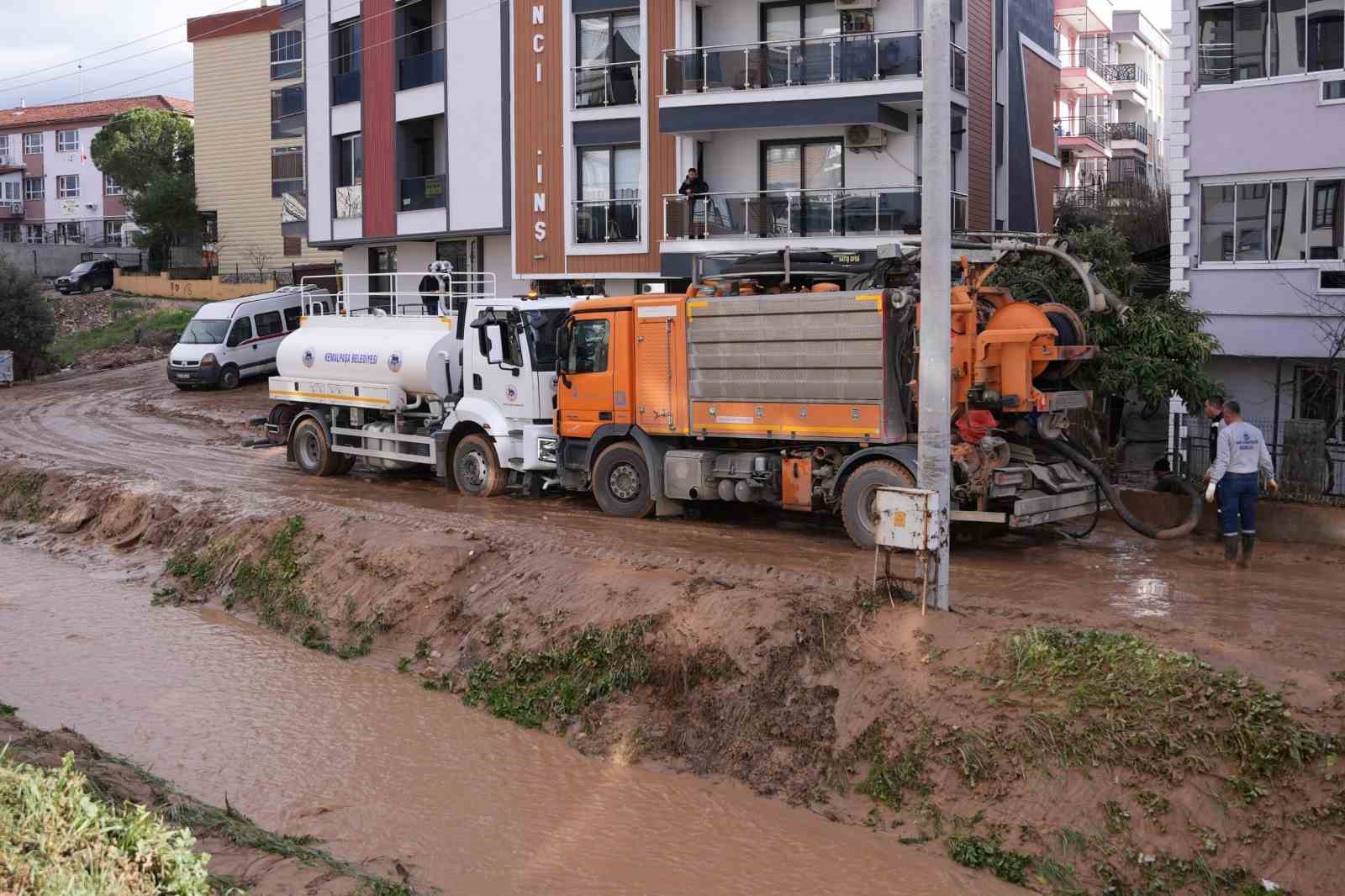 Kemalpaşa’da menfeze sıkışan aracı kurtarma çalışmaları sürüyor