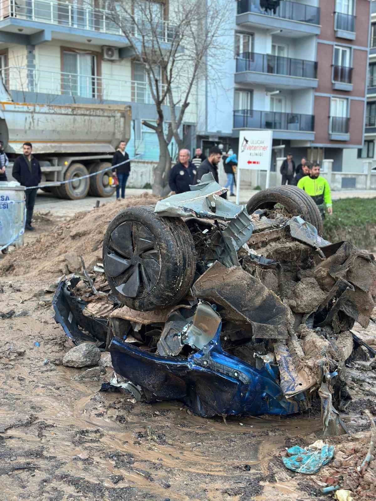 Kemalpaşa&rsquo;da menfeze sıkışan aracı kurtarma &ccedil;alışmaları s&uuml;r&uuml;yor
