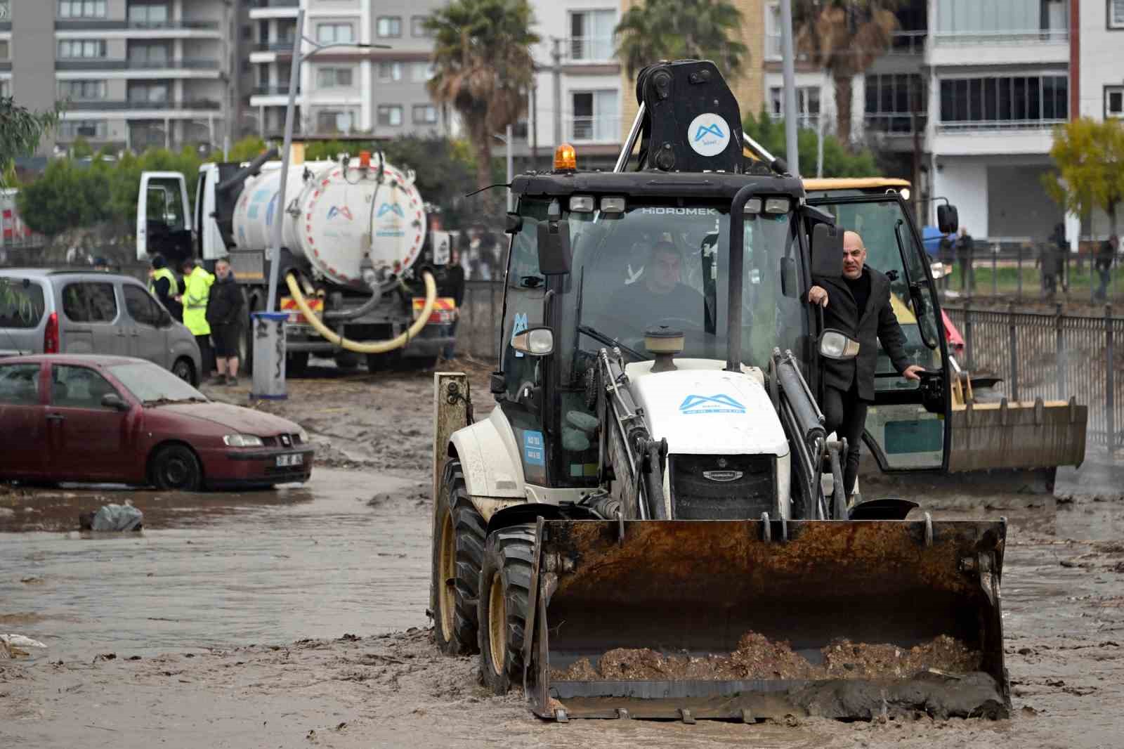 Mersin&rsquo;de ekipler sel mesaisinde

