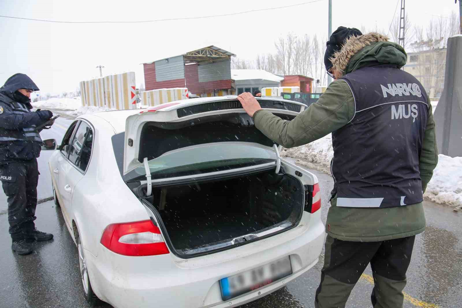Muş’ta narkotik denetimlerinde uyuşturucu madde ele geçirildi