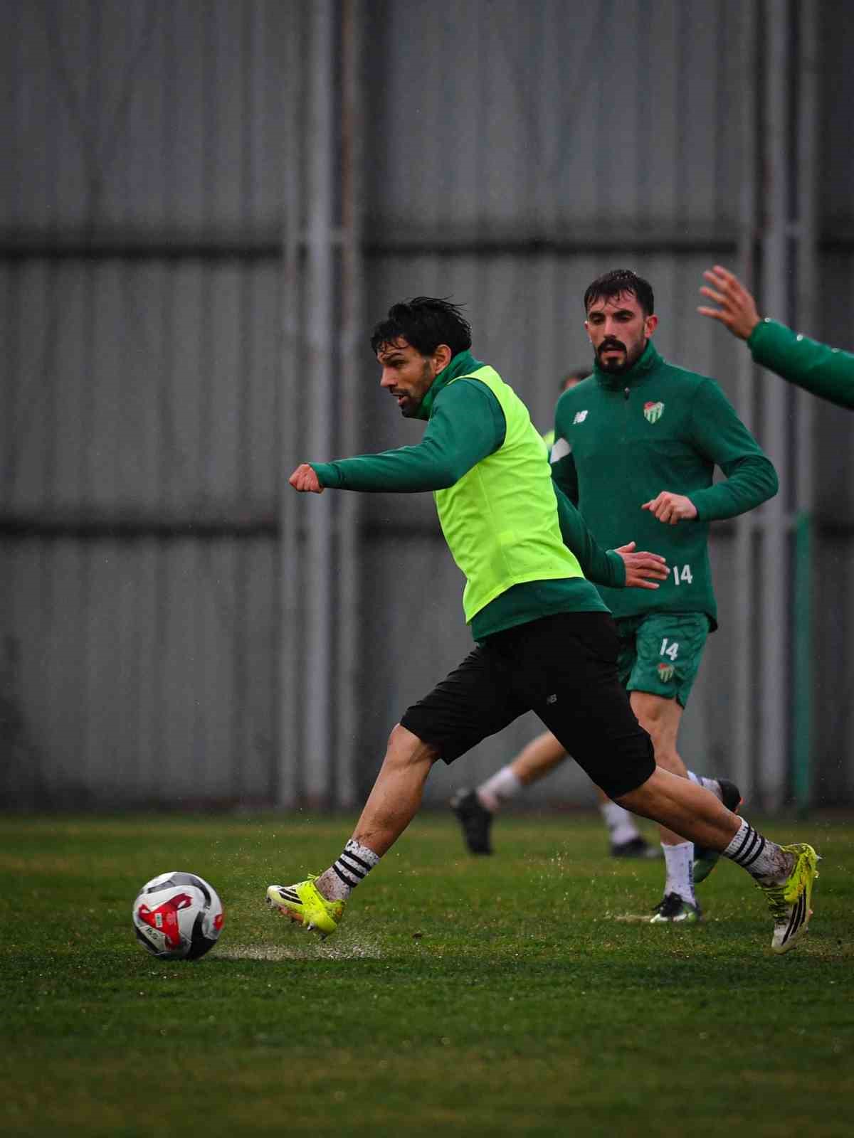 Bursaspor, Adanaspor ma&ccedil;ı hazırlıklarını s&uuml;rd&uuml;rd&uuml;
