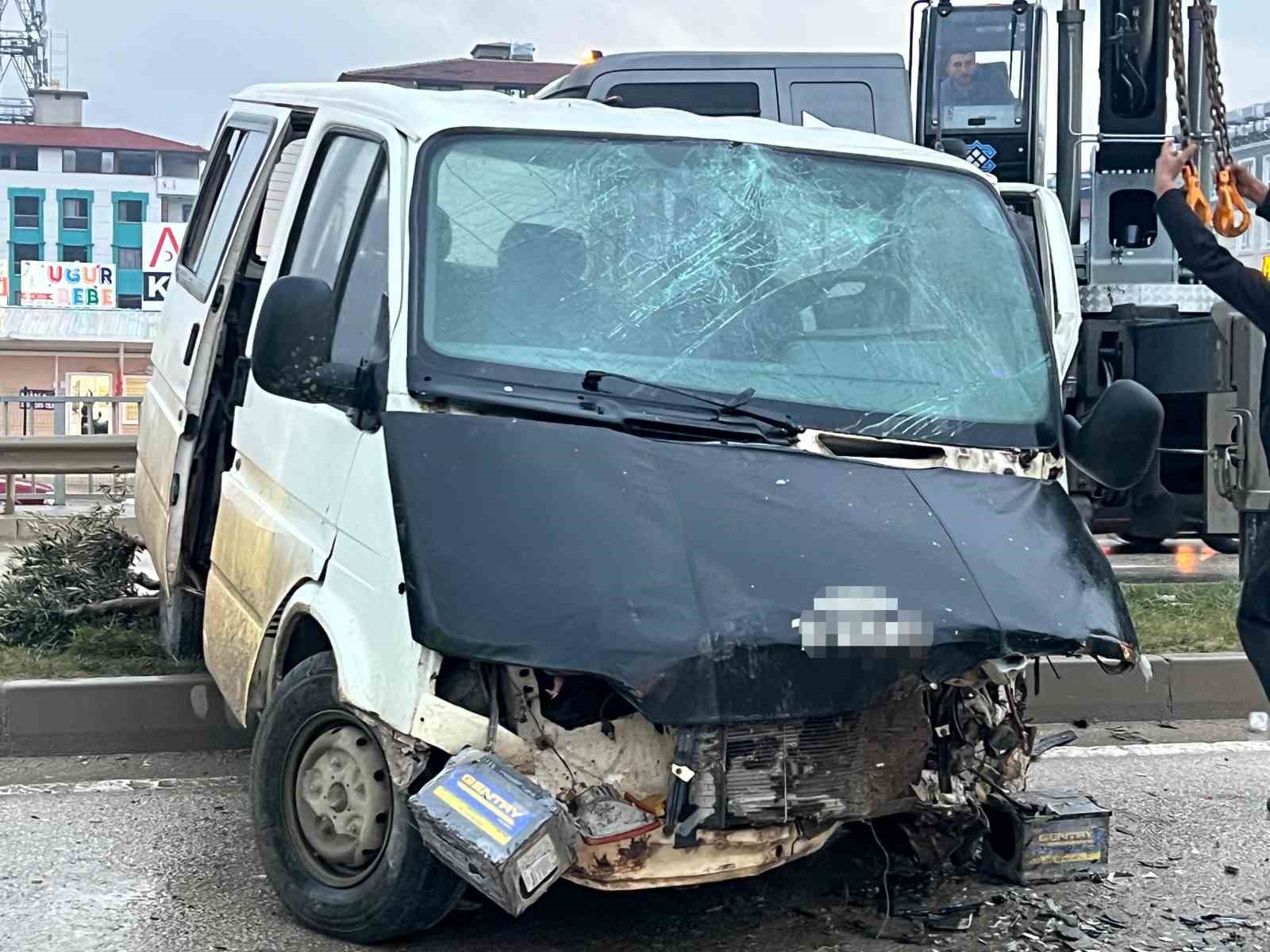 Minib&uuml;sle &ccedil;arpışan otomobil hurdaya d&ouml;nd&uuml;: 1&rsquo;i ağır 5 yaralı
