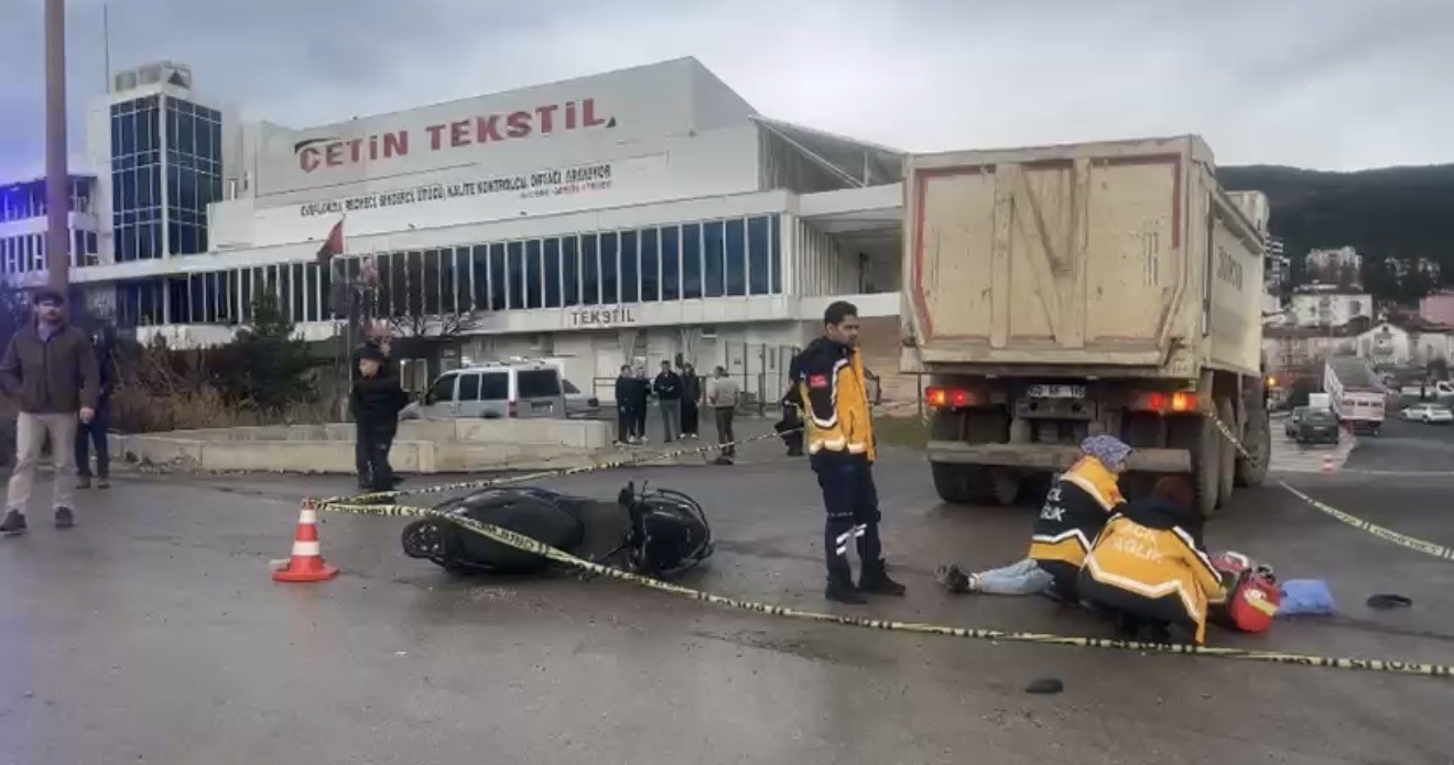 Kamyonla çarpışan motosiklet sürücüsü hayatını kaybetti