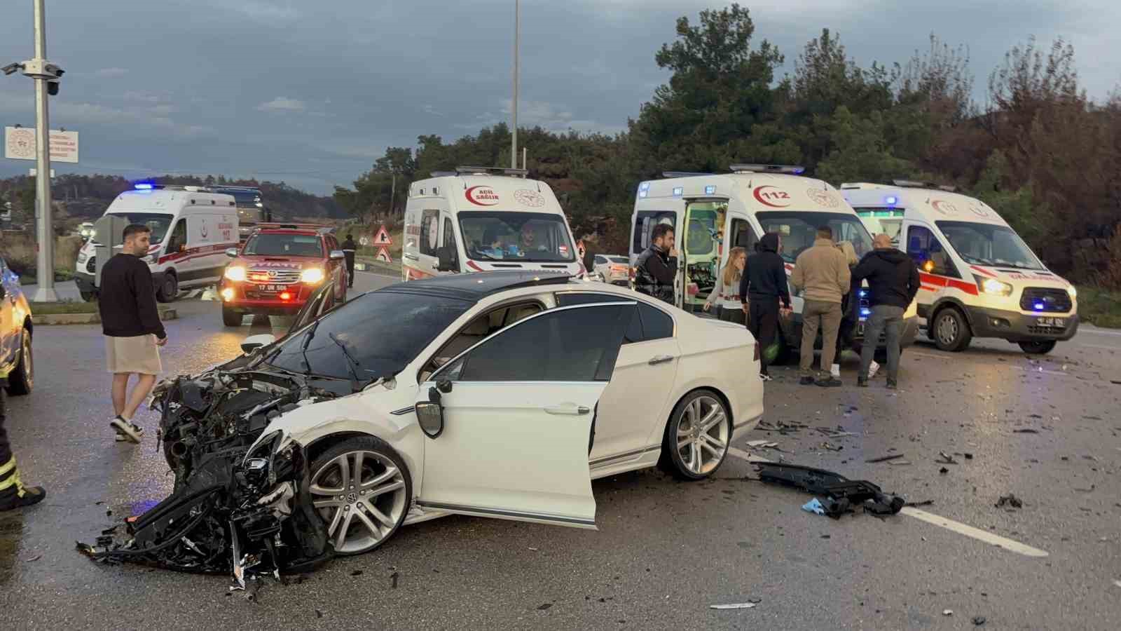 &Ccedil;anakkale&rsquo;de iki otomobil &ccedil;arpıştı: 5 kişi yaralandı
