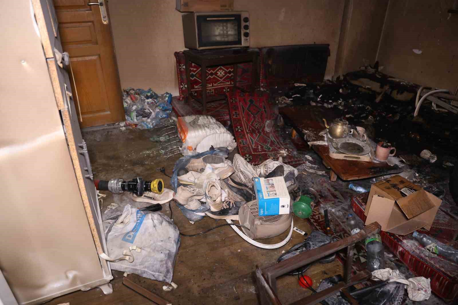 T&uuml;pten t&uuml;pe gaz dolumu yaparken evi yaktı
