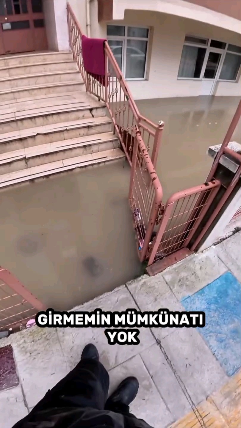 G&ouml;le d&ouml;nen yollarda direksiyon başındaki motokurye yaşadıklarını kayda aldı

