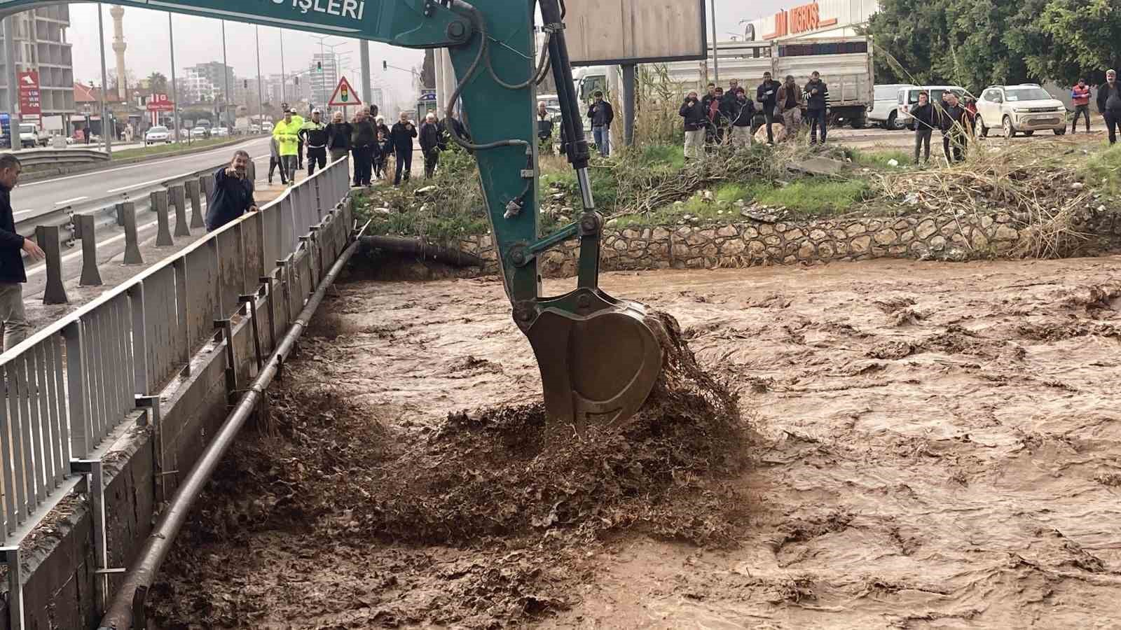 Erdemli’de şiddetli yağış sele neden oldu