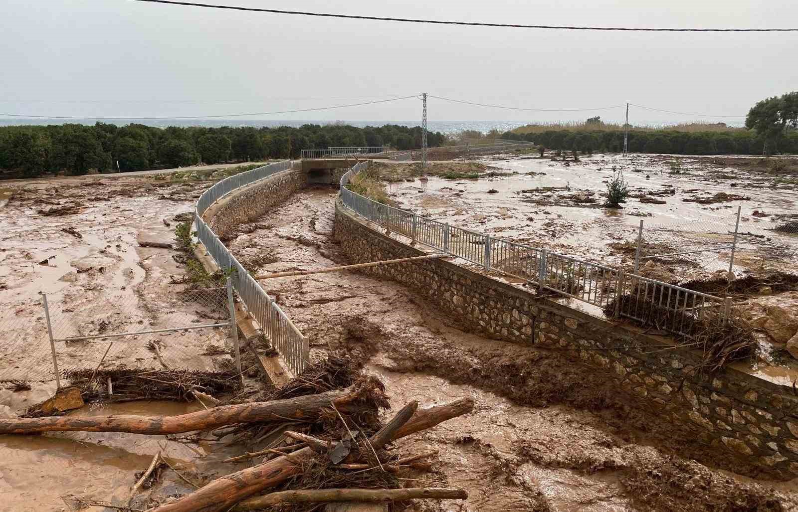 Erdemli&rsquo;de şiddetli yağış sele neden oldu
