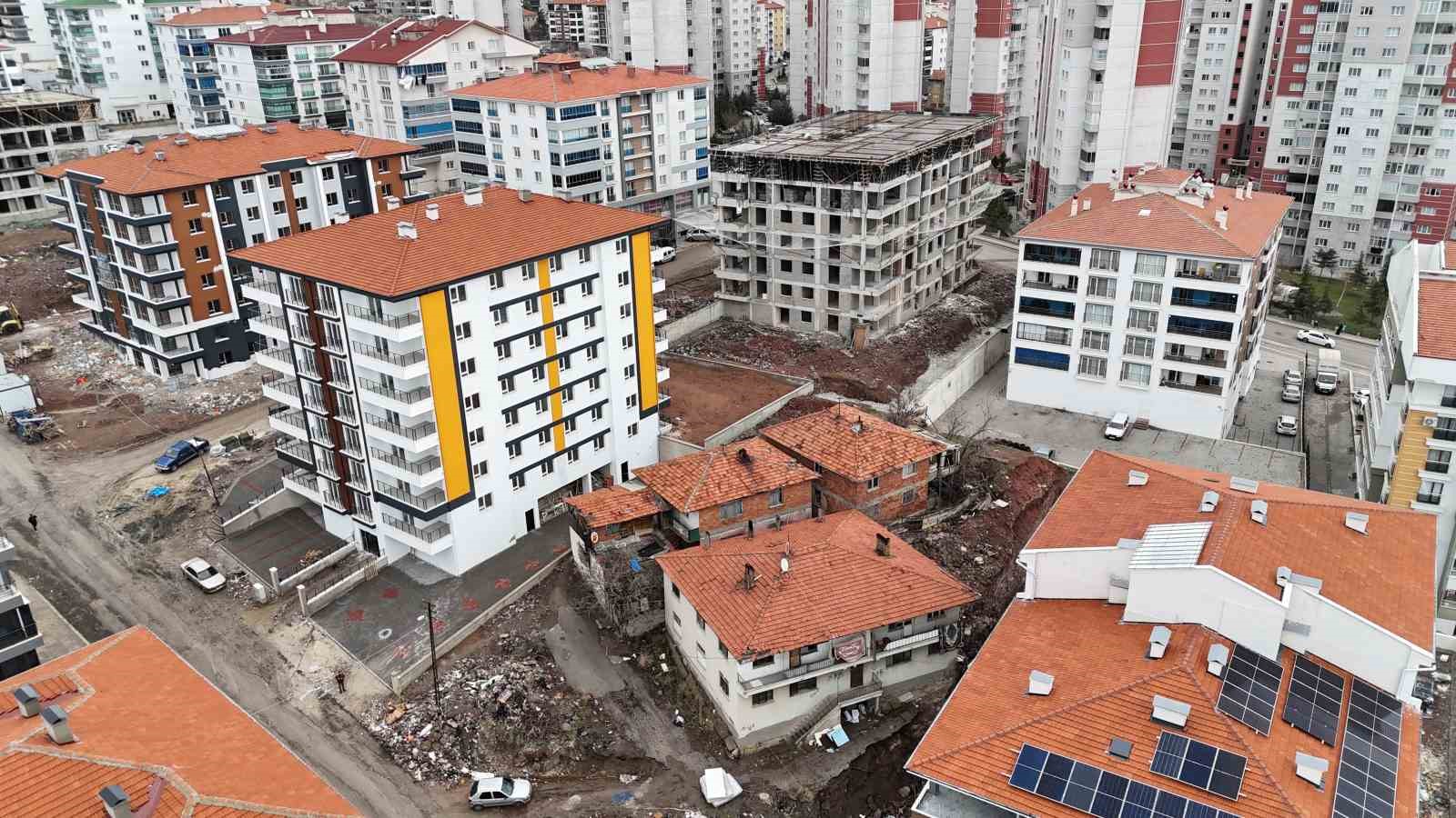 Kontrols&uuml;z inşaat &ccedil;alışması bitişiğindeki binanın temelinde hasara neden oldu
