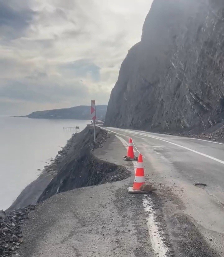 Tekirdağ’da heyelan: Yol kapatıldı