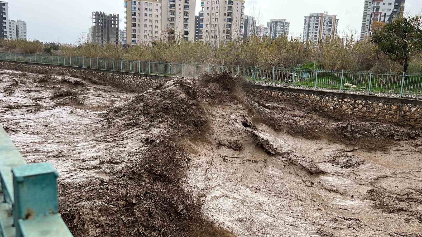 Mersin&rsquo;de şiddetli yağış sel ve su taşkınlarına neden oldu
