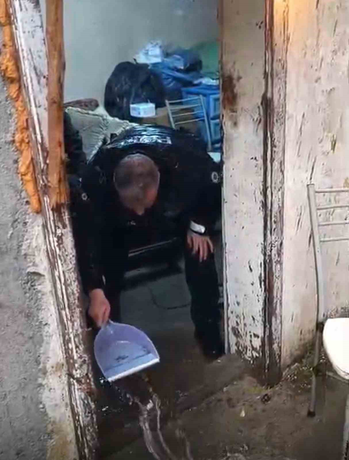 79 yaşındaki adamın evini su bastı, yardımına polis yetişti
