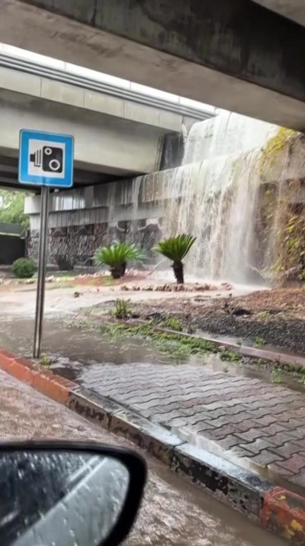 Yağmur, Adana’yı felç etti: Hortum oluştu, araçlar yolda mahsur kaldı