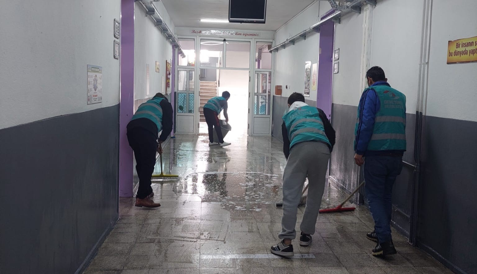 Beyşehir&rsquo;de y&uuml;k&uuml;ml&uuml;ler ara tatilde okulları temizledi
