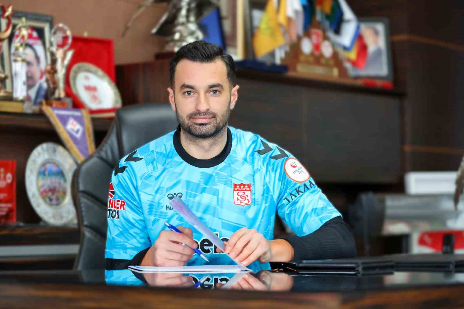 Sivasspor&rsquo;da transfer yasağı kalktı, ilk imza G&ouml;khan Akkan&rsquo;dan
