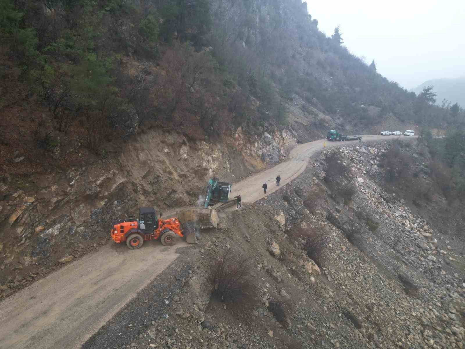 Yama&ccedil;tan kopan kaya yola d&uuml;şt&uuml;
