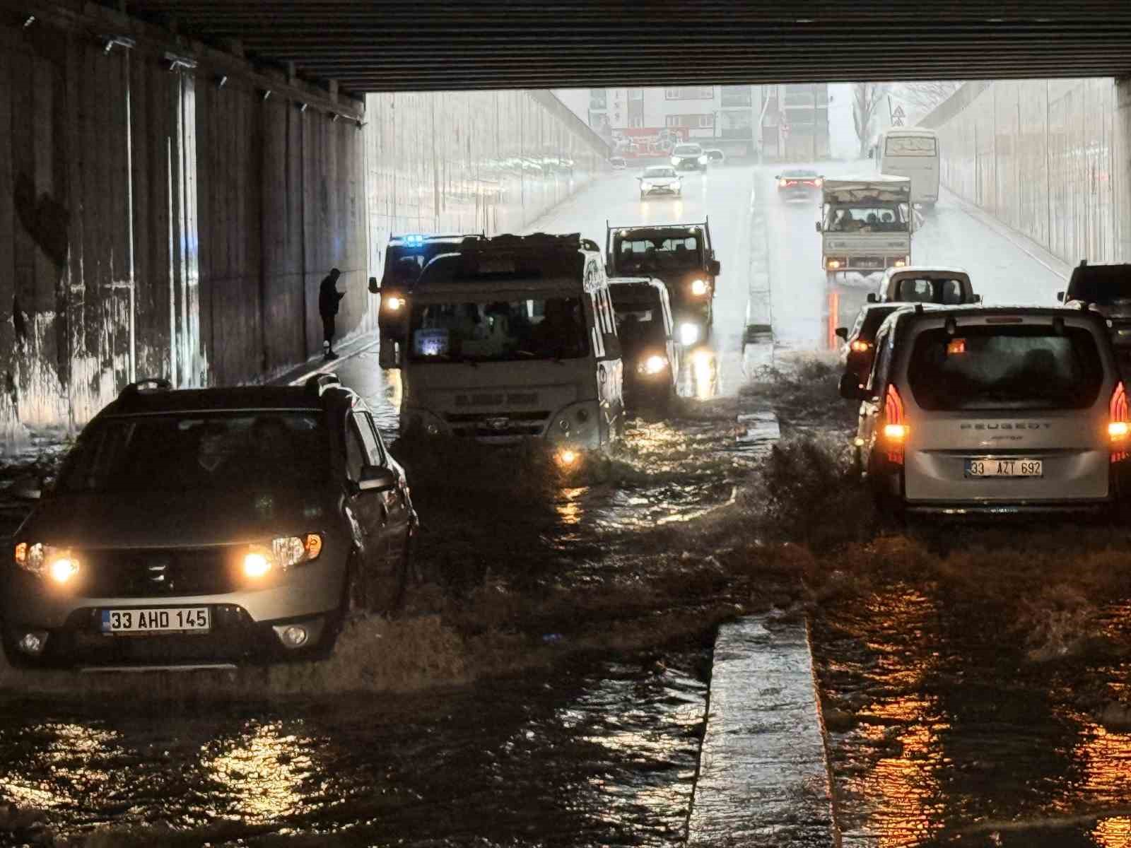 Tarsus&rsquo;ta sağanak yağış etkili oluyor
