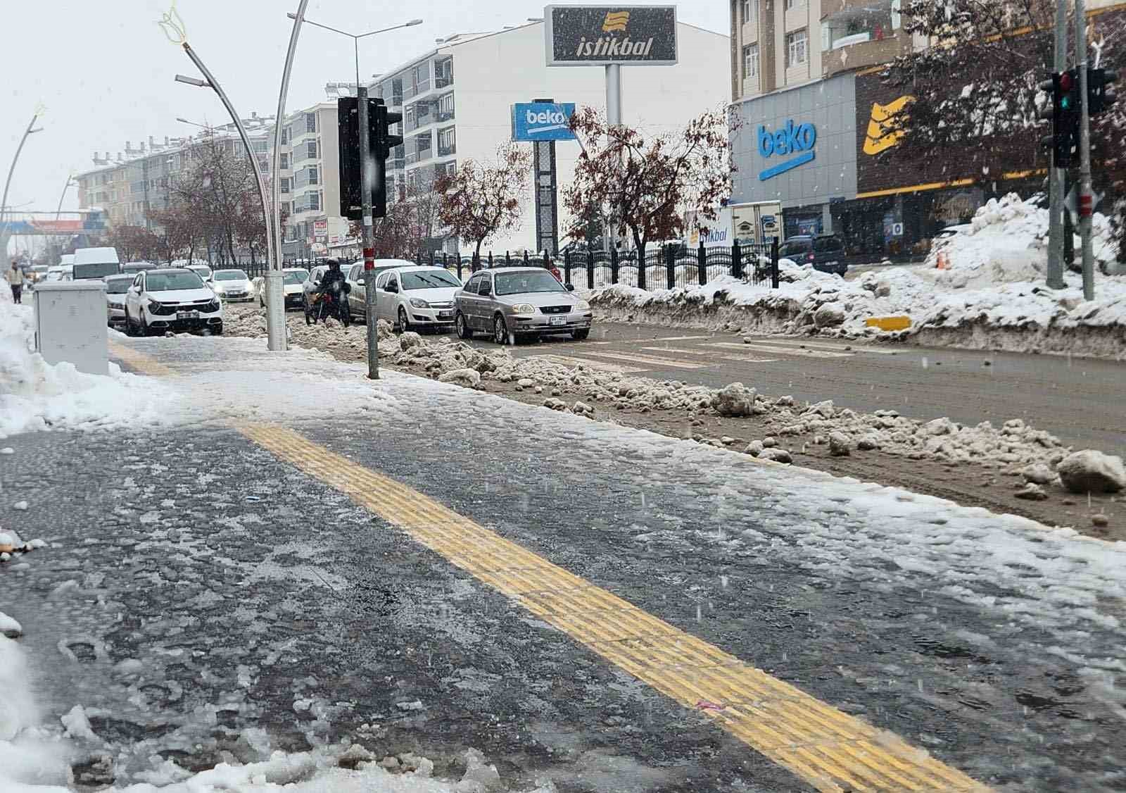 Tunceli&rsquo;de karla karışık yağmur etkili oldu
