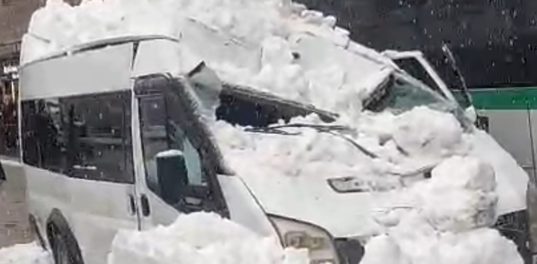 Çatıdan düşen kar kütlesi aracı kullanılmaz hale getirdi