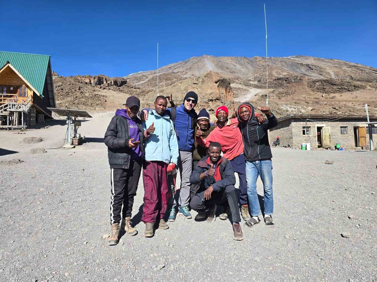Hakkarili eğitimci Kilimanjaro’ya tırmandı
