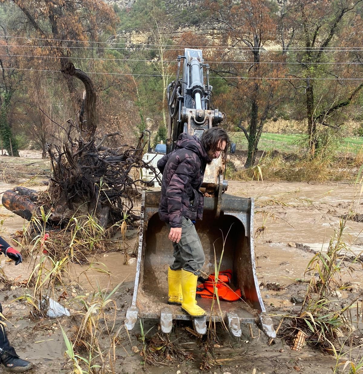 Selde mahsur kalan vatandaş kep&ccedil;eyle kurtarıldı
