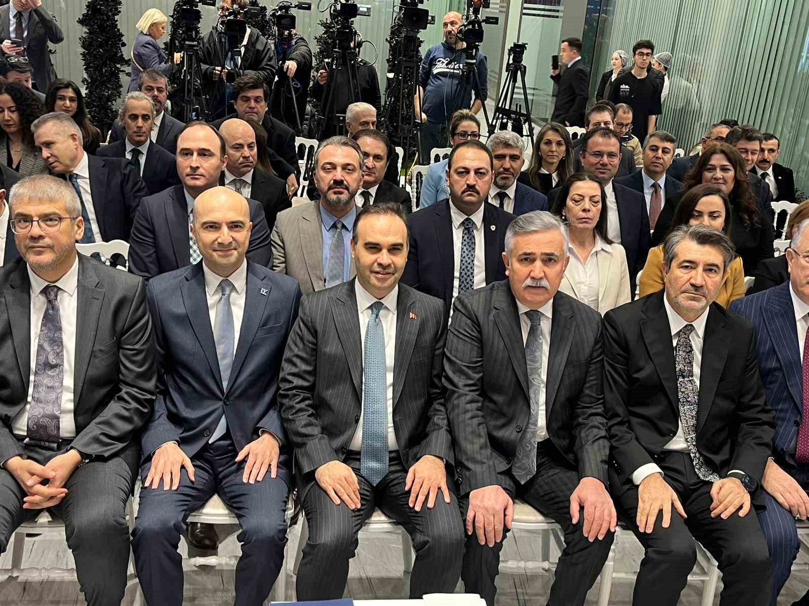 Bakan Kacır: "Etrafı ateş &ccedil;emberiyle sarılı zor bir coğrafyada yer alan T&uuml;rkiye, istikrar ve g&uuml;ven adresi olarak fırtınalara g&ouml;ğ&uuml;s geriyor"
