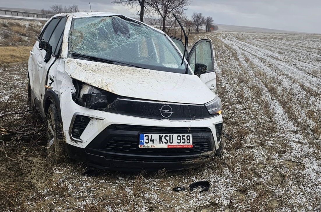 Aniden bastıran dolu ve fırtına kazalara neden oldu: 2 yaralı